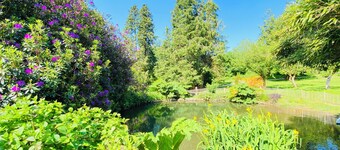 Georgian Country House Secluded in 4 Acres, Hot Tubs & 8 Large En-Suite Bedrooms
