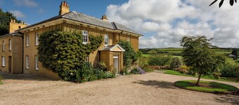 Georgian Country House Secluded in 4 Acres, Hot Tubs & 8 Large En-Suite Bedrooms