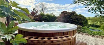 Georgian Country House Secluded in 4 Acres, Hot Tubs & 8 Large En-Suite Bedrooms