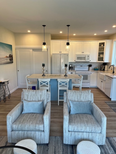 Cozy Village Nest - Walk to Beach, Pub and Restaurants - King Bed + Fireplace