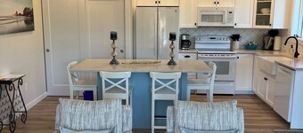 Cozy Village Nest - Walk to Beach, Pub and Restaurants - King Bed + Fireplace