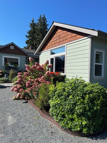 Private & Cozy -2-Min Walk to Beach and Cafes -Fireplace -King Bed