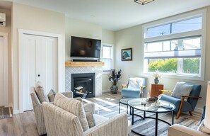 Smart TV, chimenea y libros 