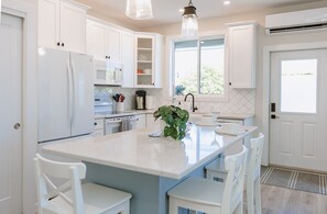 Réfrigérateur, four à micro-ondes, un four, surface de cuisson