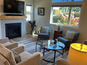 Smart TV, caminetto, libri