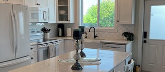 Cozy Village Nest - Walk to Beach, Pub and Restaurants - King Bed + Fireplace