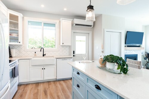 Private & Cozy -2-Min Walk to Beach and Cafes -Fireplace -King Bed