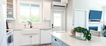 Private & Cozy -2-Min Walk to Beach and Cafes -Fireplace -King Bed