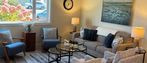 Smart-TV, Kamin, Bücher