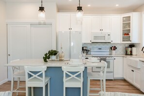 Réfrigérateur, four à micro-ondes, un four, surface de cuisson