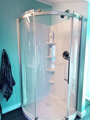 Dusche, Haartrockner, Handtücher, Toilettenpapier