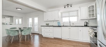 Relax with your family at this peaceful place to stay next to the Niagara River