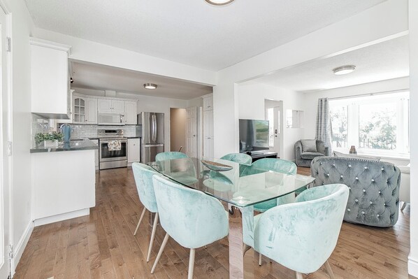 Interior - Relax with your family at this peaceful place to stay next to the Niagara River (Niagara Falls)