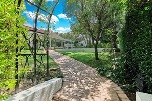 المنطقة المحيطة بالمنشأة