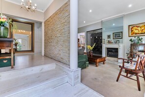 المنشأة من الداخل