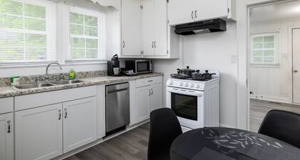 Charming 1-bedroom apartment with AC, fast WiFi, Ideal for Long Term Stays!