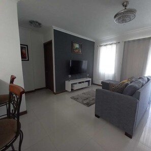 Living area - Charming 2-bedroom condo in enchanting NewKingston with fitness room, WiFi (Kingston)