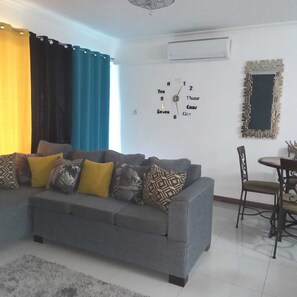 Living area - Charming 2-bedroom condo in enchanting NewKingston with fitness room, WiFi (Kingston)