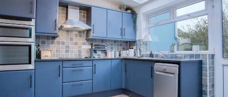 Microwave, oven, kompor, dan mesin pencuci piring