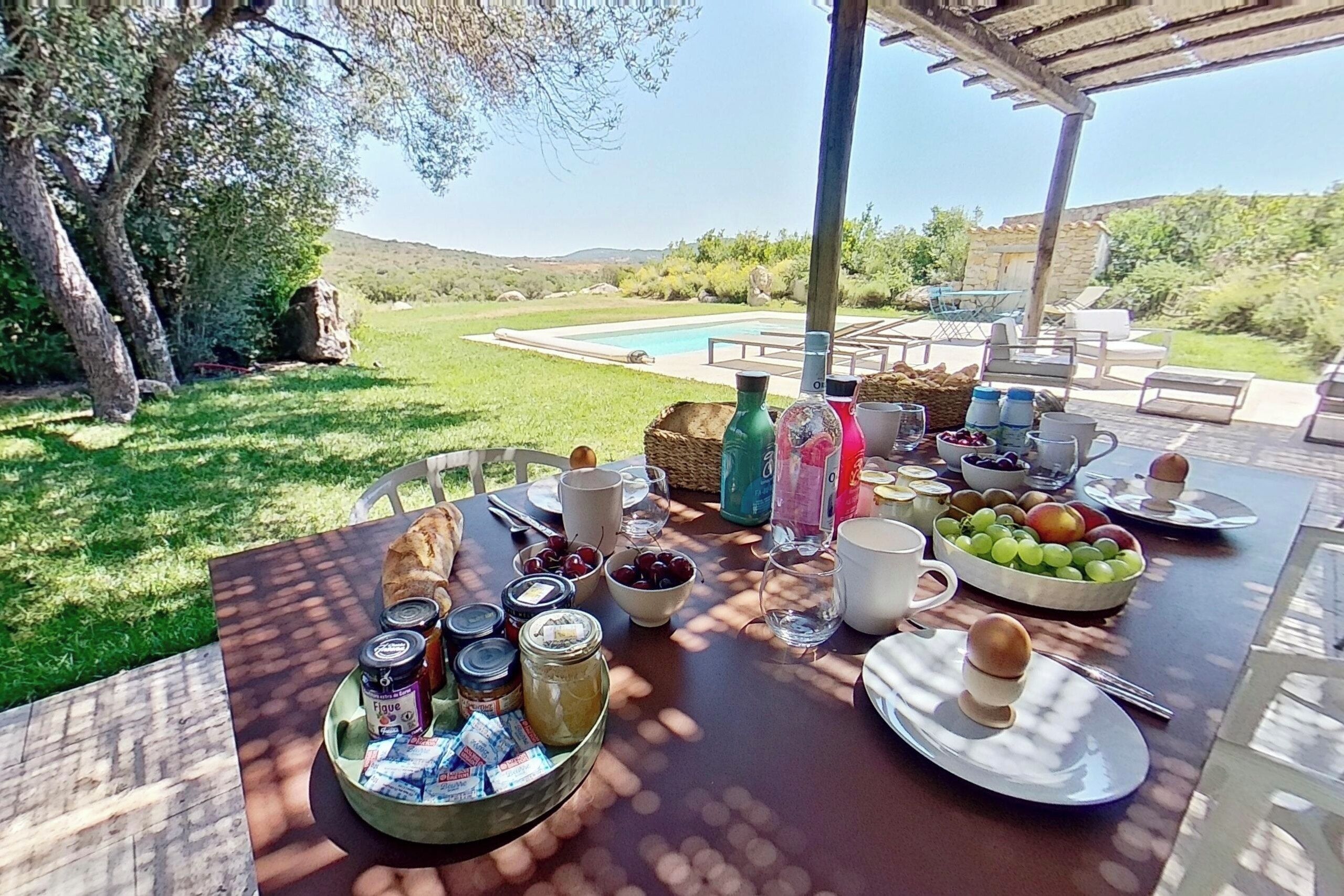 Deluxe-Villa, 2 Schlafzimmer, eigener Pool, Bergblick | Frühstücksgericht | Tägliches kontinentales Frühstück gegen Gebühr