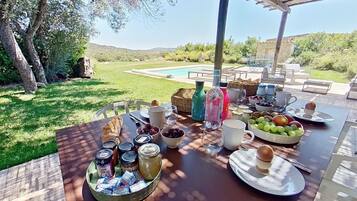 Deluxe-Villa, 2 Schlafzimmer, eigener Pool, Bergblick | Frühstücksgericht | Tägliches kontinentales Frühstück gegen Gebühr