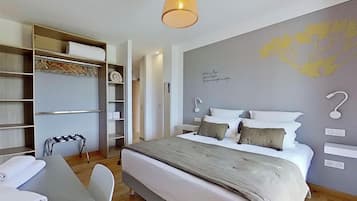 2 soverom, blendingsgardiner, lydisolert og strykejern/-brett