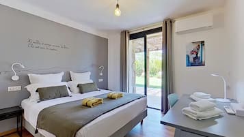 Deluxe-Villa, 2 Schlafzimmer, eigener Pool, Bergblick | 2 Schlafzimmer, Schreibtisch, laptopgeeigneter Arbeitsplatz