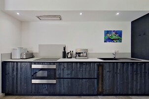 Refrigerador con freezer, microondas, horno, placa de cocina