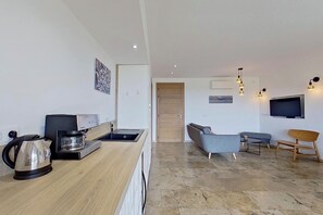 Deluxe Villa, Private Pool, Mountain View | Private kitchen | Full-sized fridge, microwave, oven, stovetop - Bergeries de l'Argiale (Figari)