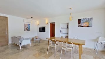 Deluxe-Villa, 2 Schlafzimmer, eigener Pool, Bergblick | Wohnbereich