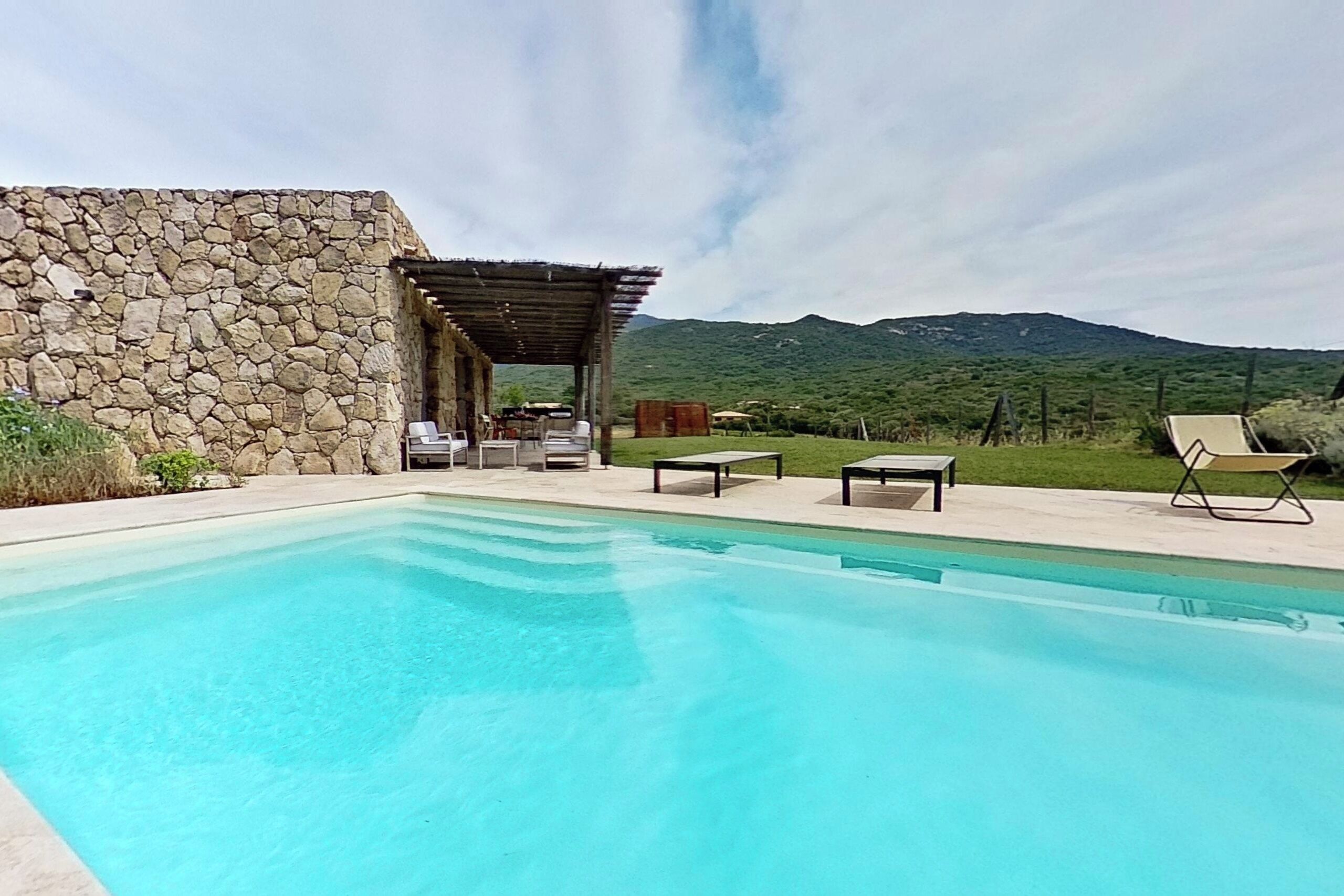 Villa Deluxe, piscine privée, vue montagne | Piscine extérieure | Piscine extérieure (ouverte en saison), chaises longues