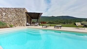 Villa Deluxe, piscine privée, vue montagne | Piscine extérieure | Piscine extérieure (ouverte en saison), chaises longues