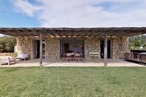 Deluxe Villa, Private Pool, Mountain View | Outdoor dining - Bergeries de l'Argiale (Figari)