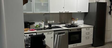 Geladeira, micro-ondas, fogão, cooktop