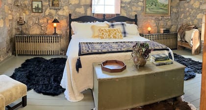 The Parsonage 1873 - cozy, unique, near downtown