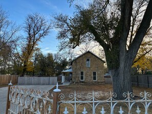Property grounds - The Parsonage 1873 - cozy, unique, near downtown  (Hays)