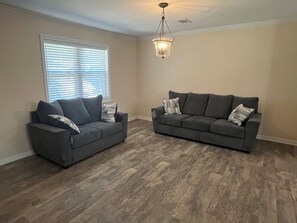 Smart TV, fireplace - Charming 4-bedroom ranch lake house in lovely Newellton with all amenities! (Newellton)