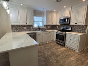 Fridge, microwave, oven, stovetop - Charming 4-bedroom ranch lake house in lovely Newellton with all amenities! (Newellton)