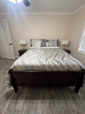 4 bedrooms, iron/ironing board, free WiFi, bed sheets - Charming 4-bedroom ranch lake house in lovely Newellton with all amenities! (Newellton)