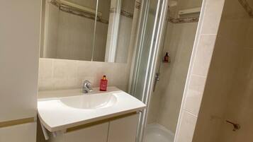 Serviettes fournies, savon, papier toilette