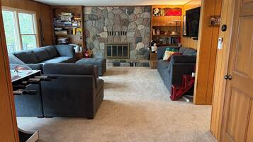 Een televisie, een tafeltennistafel en een computerscherm