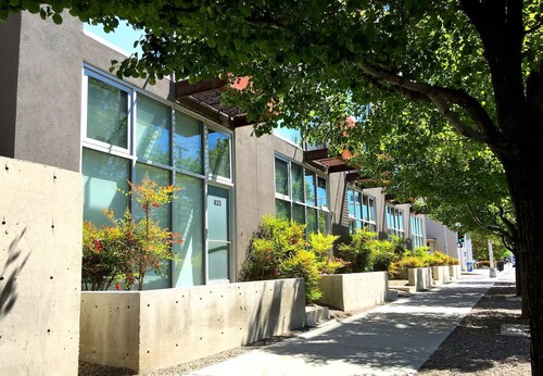 Balloon Fiesta 3-Story Loft downtown w/ gated security & jacuzzi bathtub. 