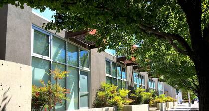 Balloon Fiesta 3-Story Loft downtown w/ gated security & jacuzzi bathtub.