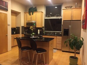 Fridge, microwave, oven, stovetop - Balloon Fiesta 3-Story Loft downtown w/ gated security & jacuzzi bathtub. (Albuquerque)