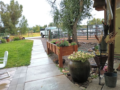 Property grounds. Horse-Heaven Cowgirl-Chic Bunkhouse on Baker Creek, 10 mins from Bozeman Airport