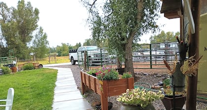 Horse-Heaven Cowgirl-Chic Bunkhouse on Baker Creek, 10 mins from Bozeman Airport