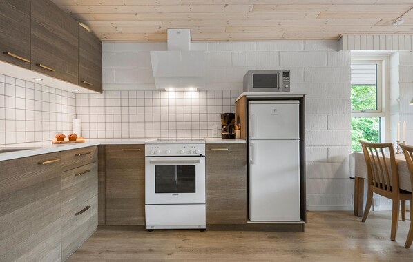 Kylskåp, spishäll, diskmaskin och kaffe- och tebryggare