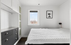 4 bedrooms, travel crib, free WiFi