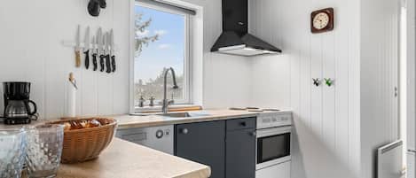 Frigorifero, forno, piano cottura, lavastoviglie