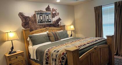 Hankins’ Hideaway: Spacious 3BR Western Lodge w/ Modern Amenities in Lampasas